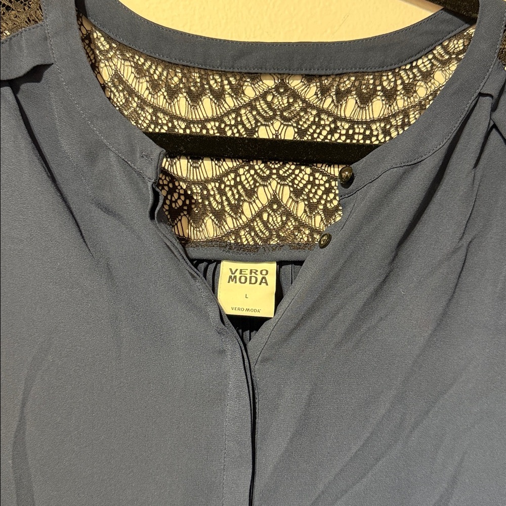 VERO MODA | Navy Sleeveless Top with Black Lace Shoulders size Large - Picture 4 of 5